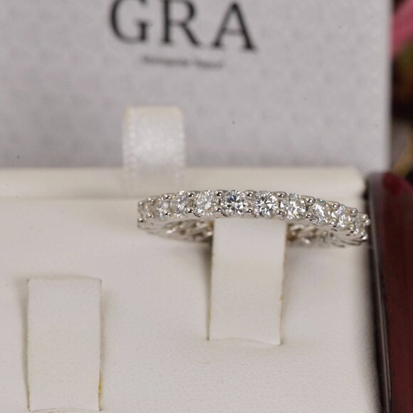 Round Brilliant Cut Moissanite Eternity Band Ring sz 8 - Picture 2 of 5